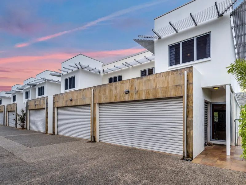 LUXURY LIVING IN EXECUTIVE TOWNHOUSE