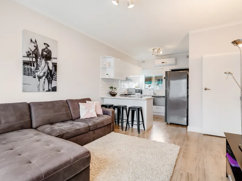 Beautifully Renovated Two Bedroom Unit Conveniently Located Moments From The Beach And Close To The City