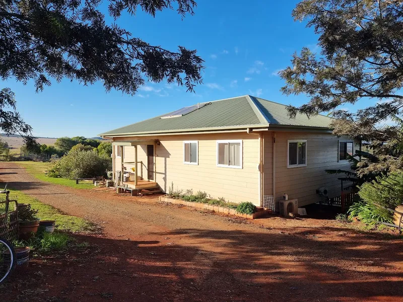 Dual Living, Idealic Location, Panoramic Views.