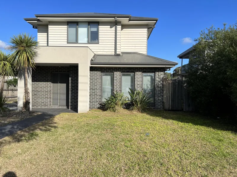 Modern 3 bedroom unit / townhouse a few minute walk from Jacana train station