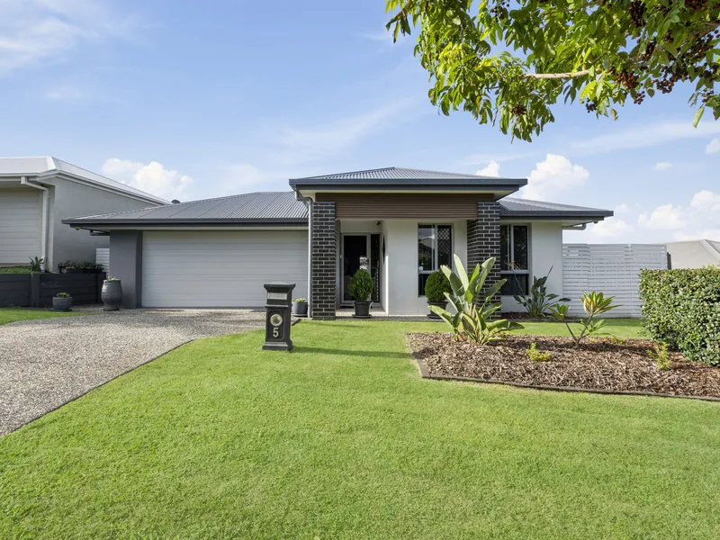 A FIRST CLASS FAMILY HOME IN RIVERSTONE CROSSING!! LOVELY OUTLOOK IN A QUIET LOCATION!! FABULOUS LIFESTYLE WITH FANTASTIC COMMUNITY FACILITIES!!
