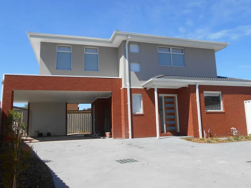 STUNNING TOWNHOUSE (Only 2 on the block!) - INCLUDING GARDENING!