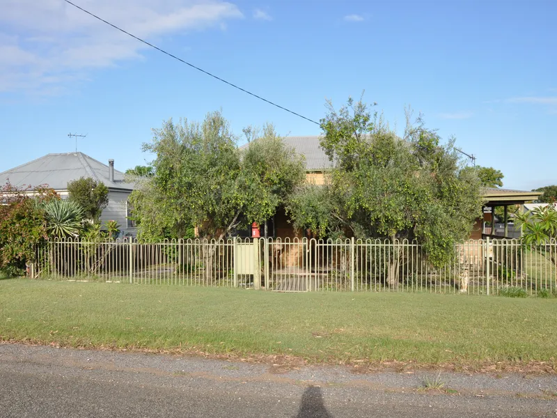 GREAT LOCATION AT EAST BRANXTON ON 809 SQM BLOCK                3 BEDROOM HOUSE + NEW 2 B/R GRANNY FLAT 