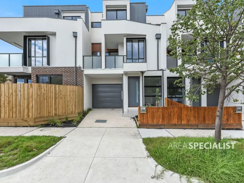 Amazing 3-Bedroom Townhouse in Centre Location