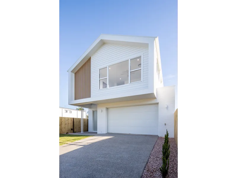 STUNNING CONTEMPORARY HOME - WALK TO WELLINGTON POINT VILLAGE
