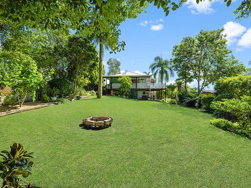 BEAUTIFUL QUEENSLANDER ON MASSIVE 911M2 BLOCK!