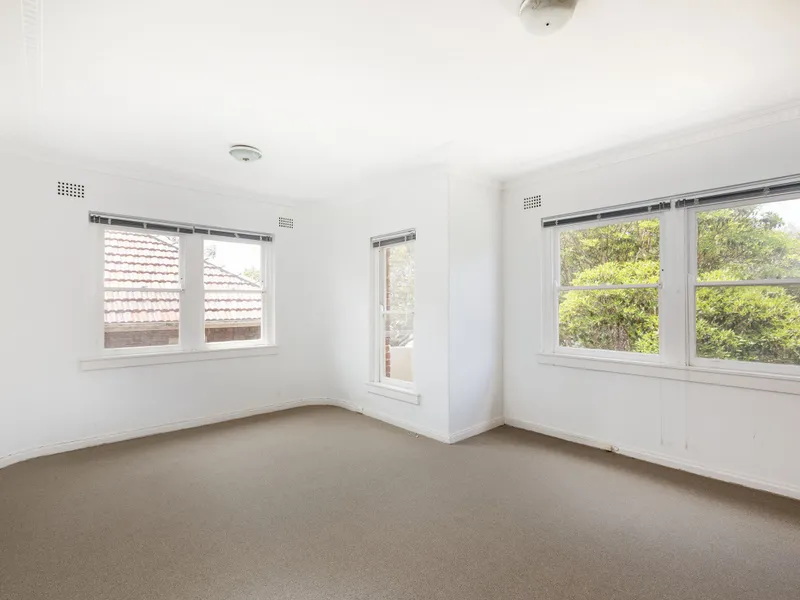 Unfurnished two bedroom apartment in Art Deco block
