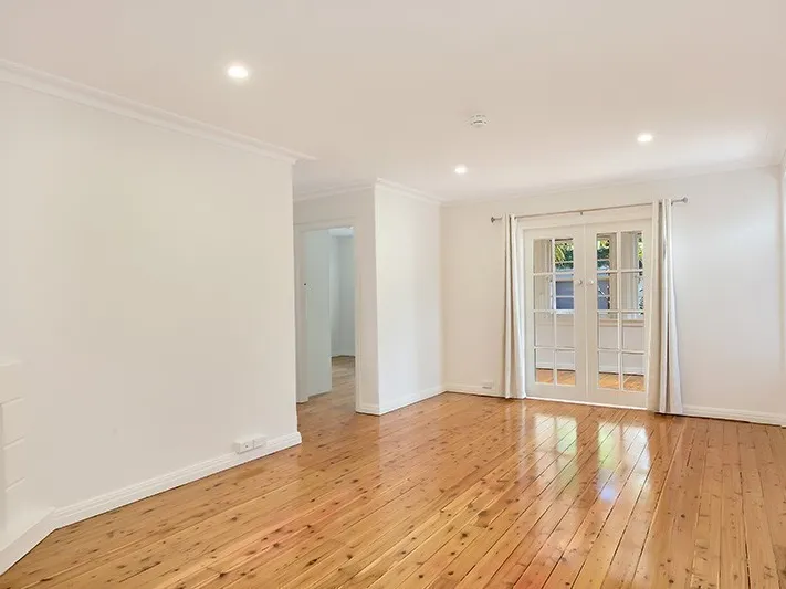 Superb 1-Bedroom Plus Sunroom Apartment  Elizabeth Bay