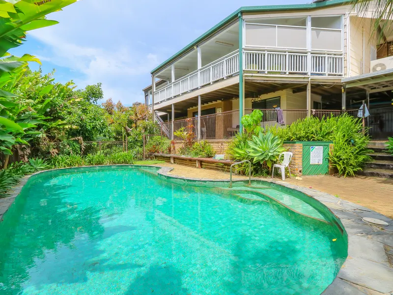 Rare large home with ocean views on an enormous 1400 m2 block!