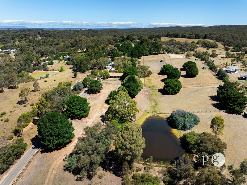 STUNNING VIEWS FROM LIFESTYLE FARMLET