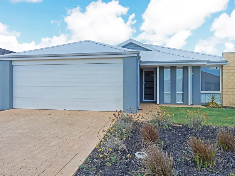 Modern Home - Walking Distance to Schools, Shops & Park!!