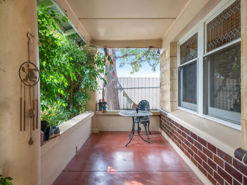 Spacious pet friendly 2 bedroom home - close to the heart of Glenelg