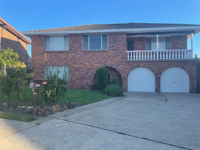 ONLY MINUTES AWAY FROM STOCKLANDS SHOPPING CENTRE!