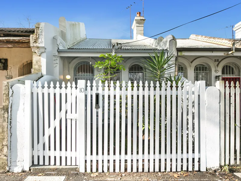 Fantastically Located Victorian Terrace Opposite Park