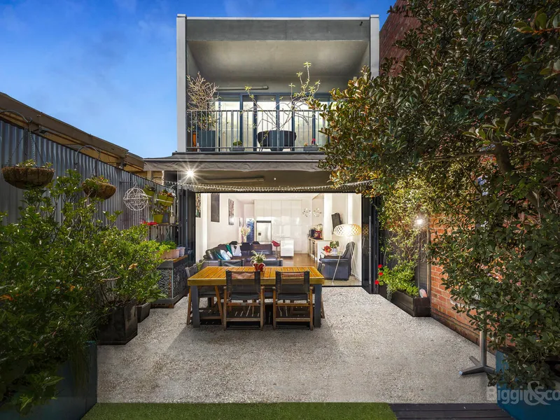 ARCHITECTURALLY INSPIRED RESIDENCE WITH SEPARATE STUDIO IN PRIME LOCATION