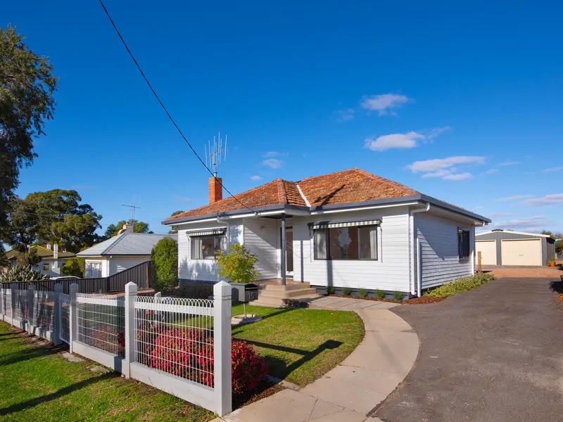 Charming Art Deco Home on 809m2 with 2 driveways.