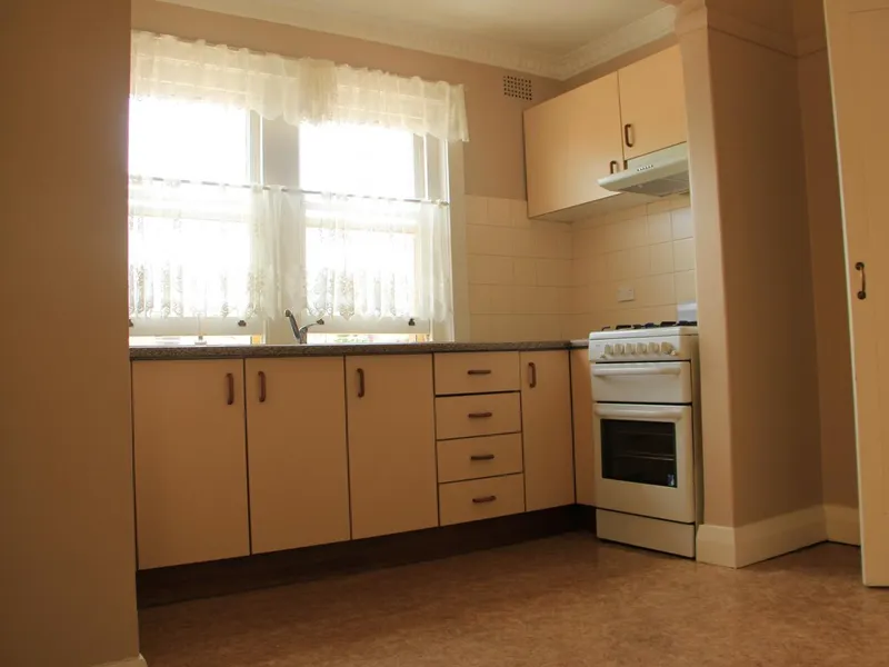 spacious secure 2bed unit – 2mins walk to trains and amenities