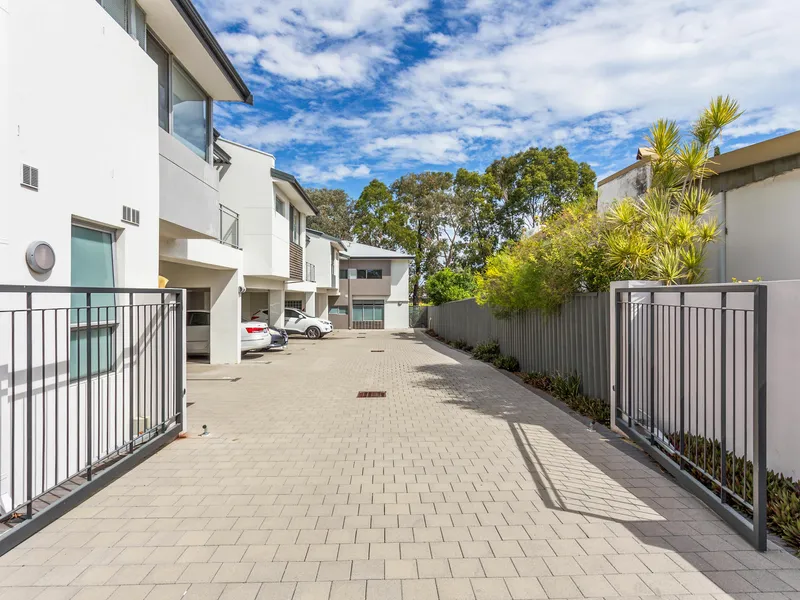 STUNNING 2X2x2 APARTMENT WITH PARKLAND OUTLOOK