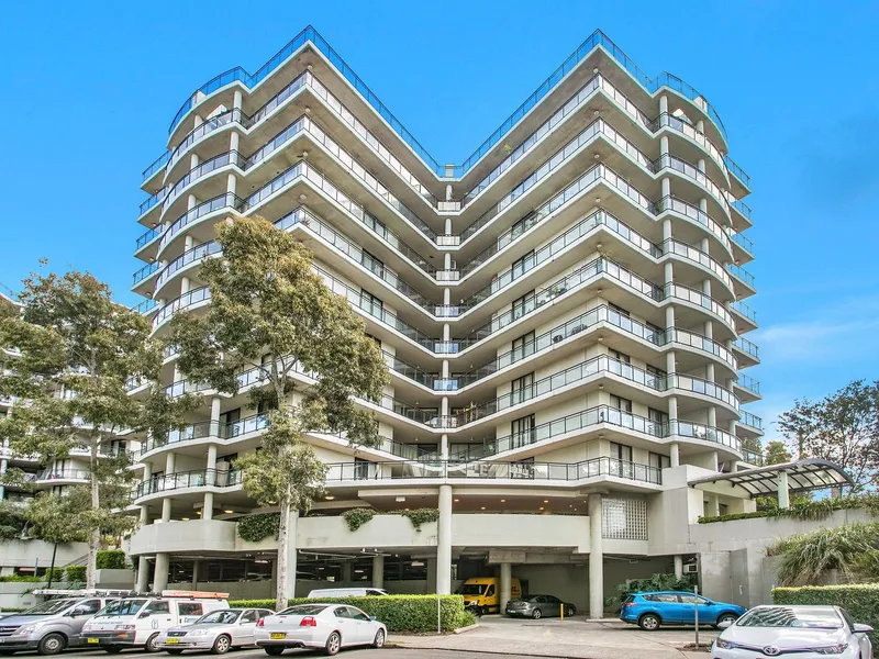 Modern 2 bedroom apartment close to station and shops