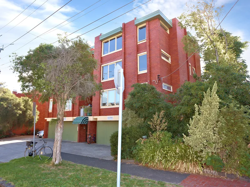 One Bedroom Apartment With Lockup Garage