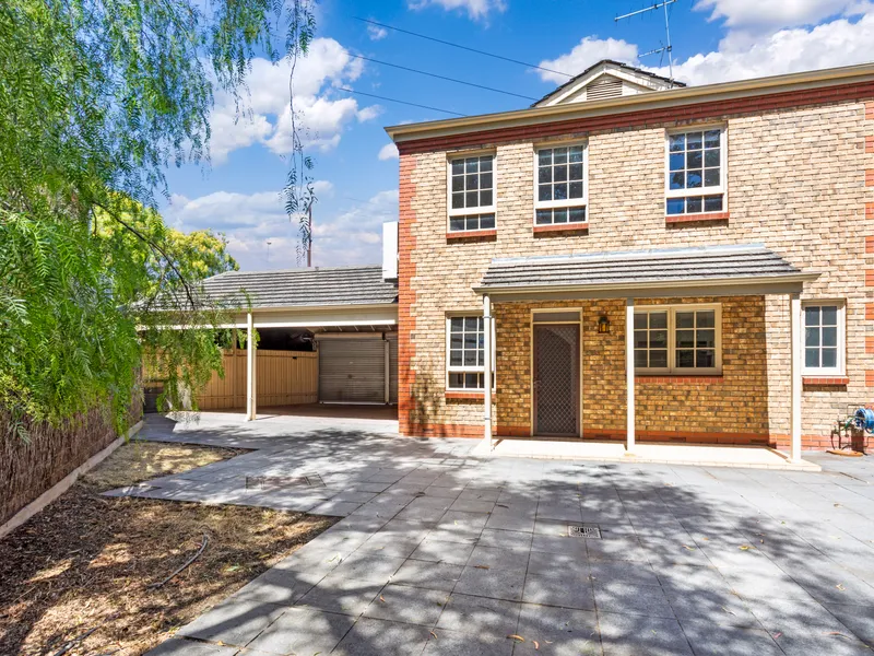 Large Upgraded Townhouse.