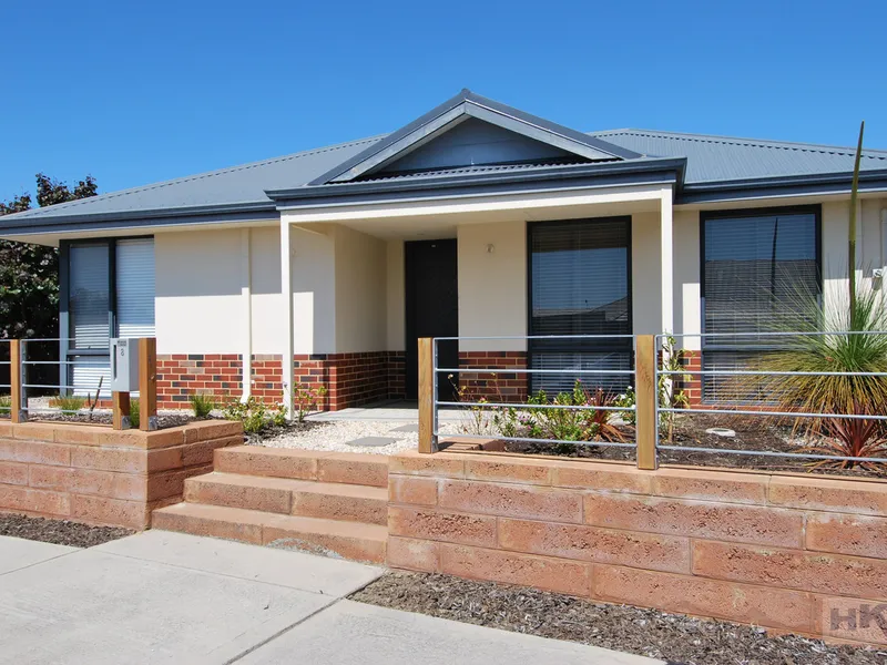 NEAT AND TIDY AND CLOSE TO PARKLANDS !