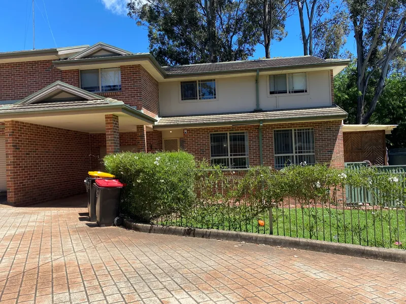 EXTRA SPACIOUS TOWNHOUSE - walk to Nepean Hospital, schools, train station & Penrith CBD