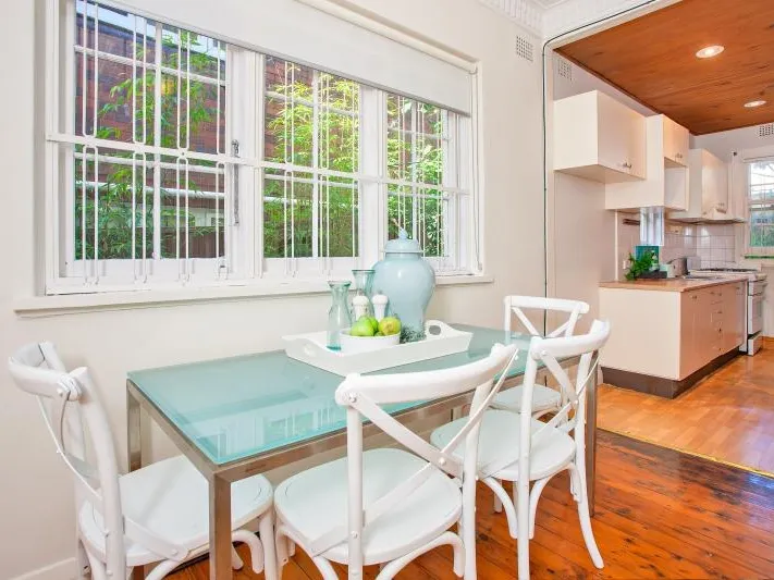 WALK TO FIVE WAYS! BRIGHT 2 BEDROOM ART DECO APARTMENT