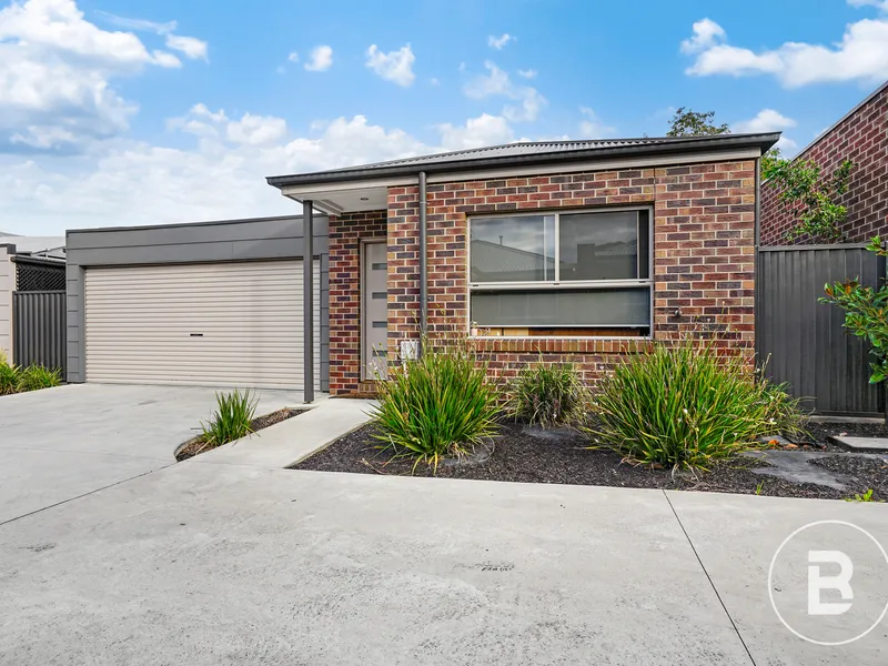 MODERN 3 BEDROOM HOME IN QUIET STREET OF SEBASTOPOL