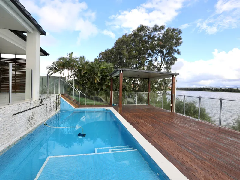 Prime 31.2m wide waterfrontage at Clear Island Waters