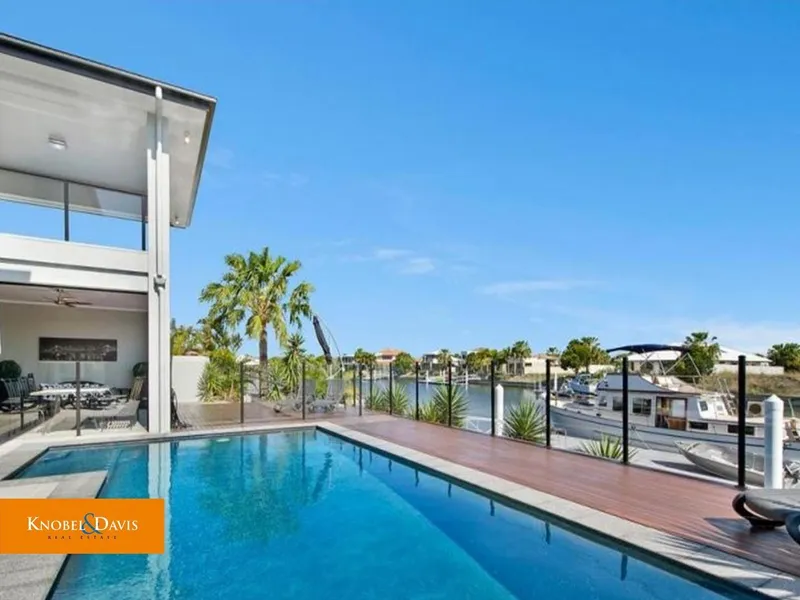 EXECUTIVE HOME IN EXCLUSIVE LOCATION....