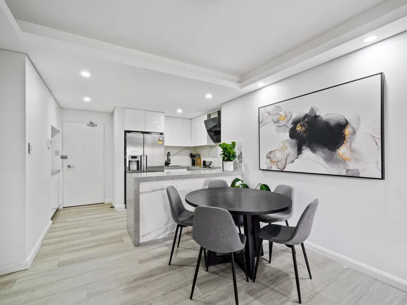 Newly Refurbished Sunny Apartment With Balcony