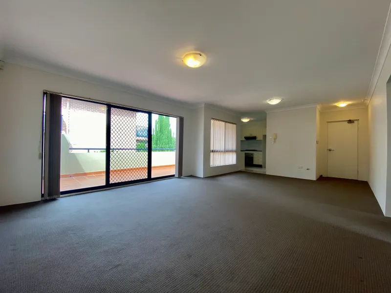 SPACIOUS APARTMENT - WALK TO SCHOOLS & SHOPS