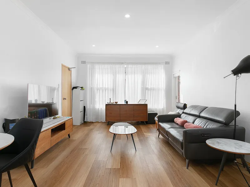 Bright and breezy top floor coastal apartment