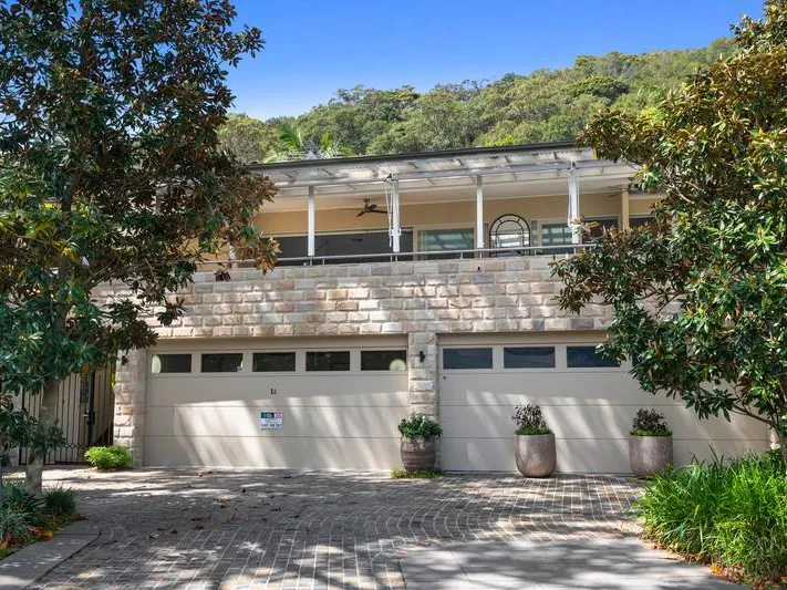 STUNNING FULLTIME RESIDENCE OR FABULOUS WEEKENDER!