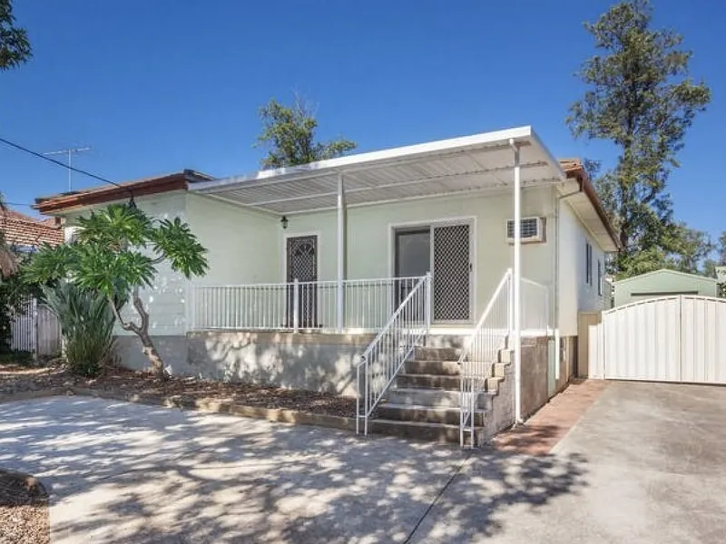 GREAT LOCATION AND LOW MAINTENANCE!