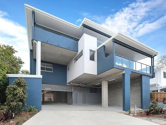 SLEEK & MODERN LIVING IN THIS IDEALLY LOCATED UNIT