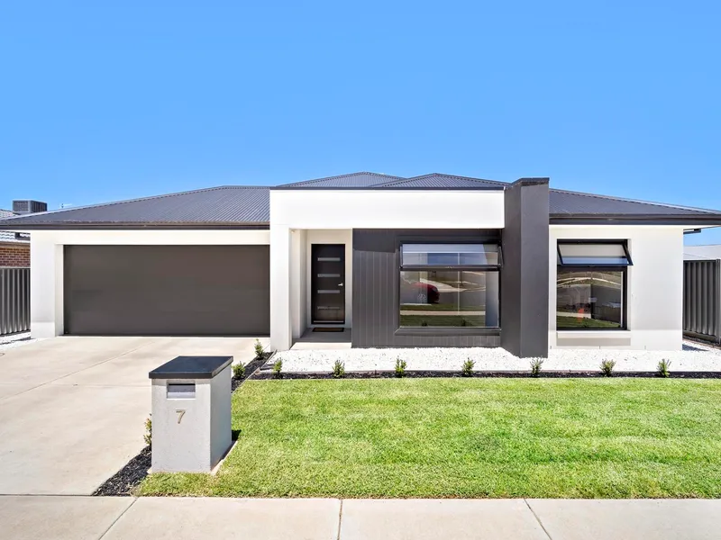 Near new executive family home in popular and established Lucas!