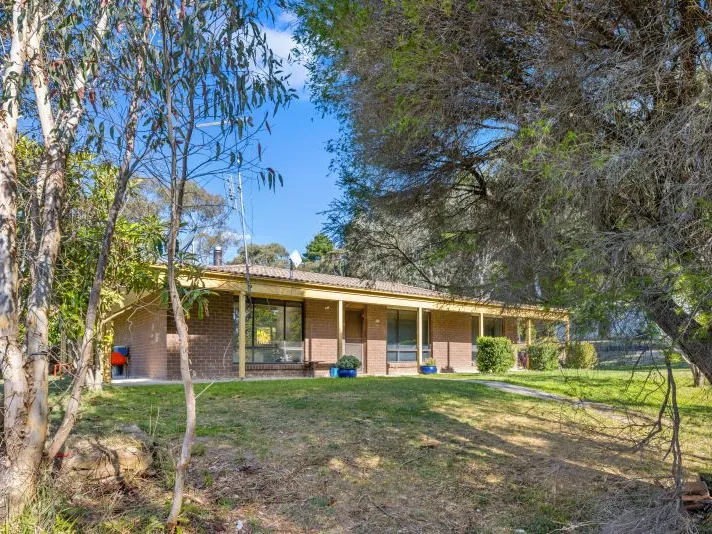 6.42 Highset Acres, Expansive Rural Views, Modern Homestead. Deceased Estate Opportunity.