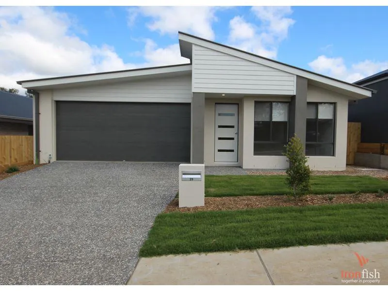 Modern 4 bedroom family home in the Golf Links Estate...