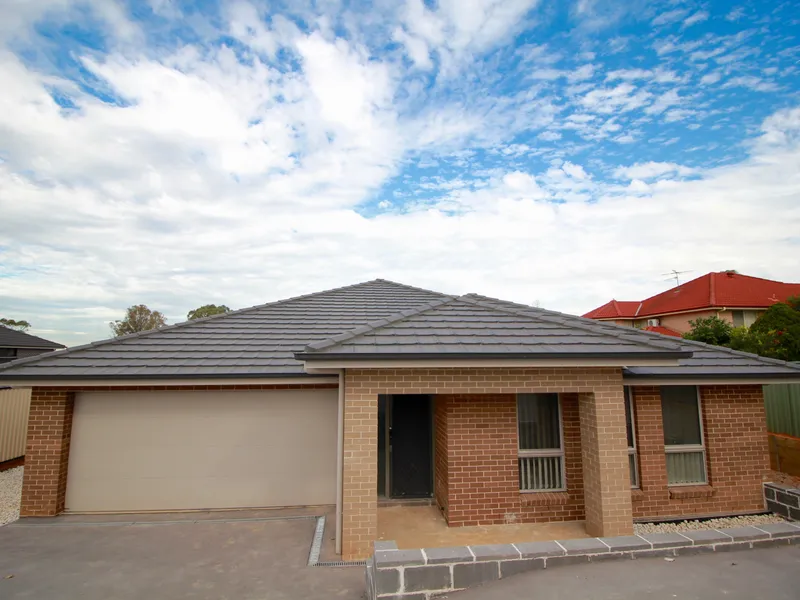 STUNNING BRAND NEW BRICK VENEER HOUSE