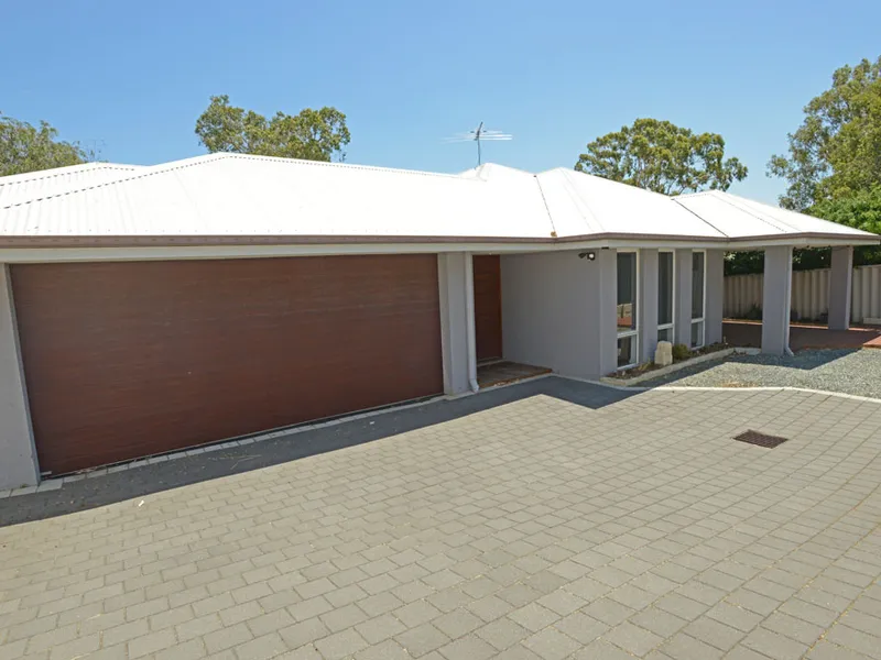 SPACIOUS MODERN HOME IN PRIVATE REAR POSITION