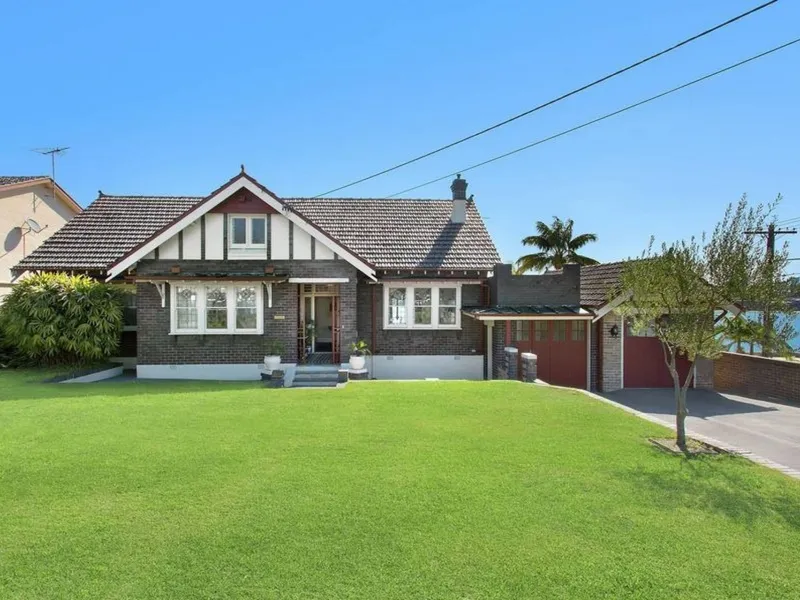 'Cuzco' - Everlasting Period Residence With Private Access To Water's Edge