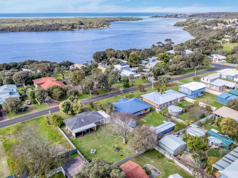 Lovely long term rental available - furnished!