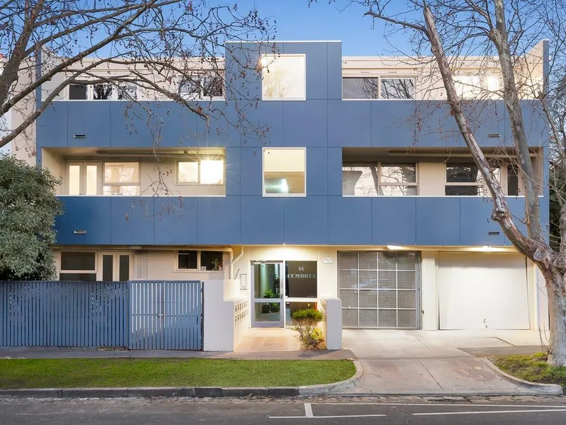 Bright & Light-filled Unit in the Heart of St Kilda