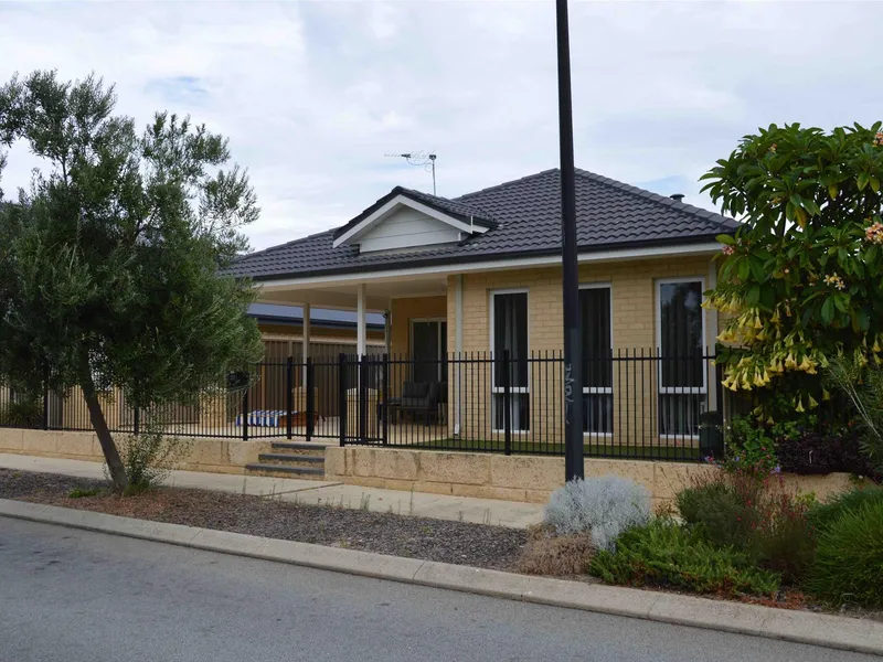 PARKLAND & LAKE VIEWS - STUNNING LOCATION CLOSE BEACH