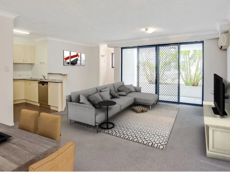 Modern 2 Bedroom Only One Block Away From The Beach!