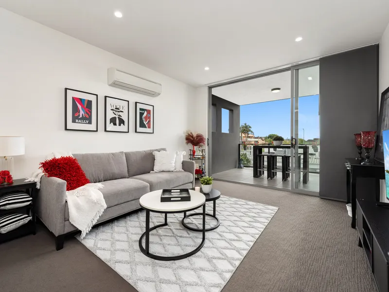 Lift serviced, north-facing apartment in a central location!