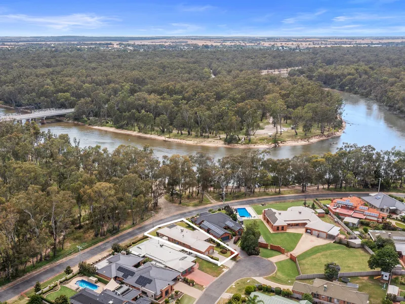 Seamless views of the Murray River