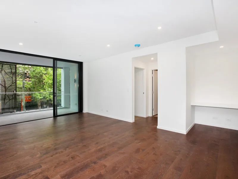 LARGE STUNNING EXECUTIVE ONE-BEDROOM - THE VERY BEST LOCATION